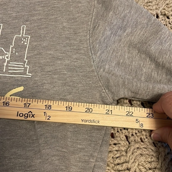 Friends Cropped Long Sleeve‎ Sweatshirt women's Size M Gray, multicolor letters - Picture 8 of 9